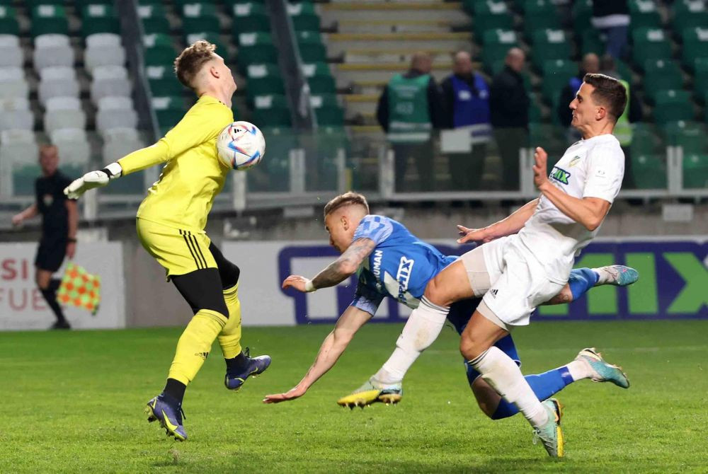 Daniel Zsori, atacantul rom&acirc;n din Oradea laureat cu Premiul Puskas, scos cu ambulanța de pe teren după ce și-a pierdut cunoștința!&nbsp;