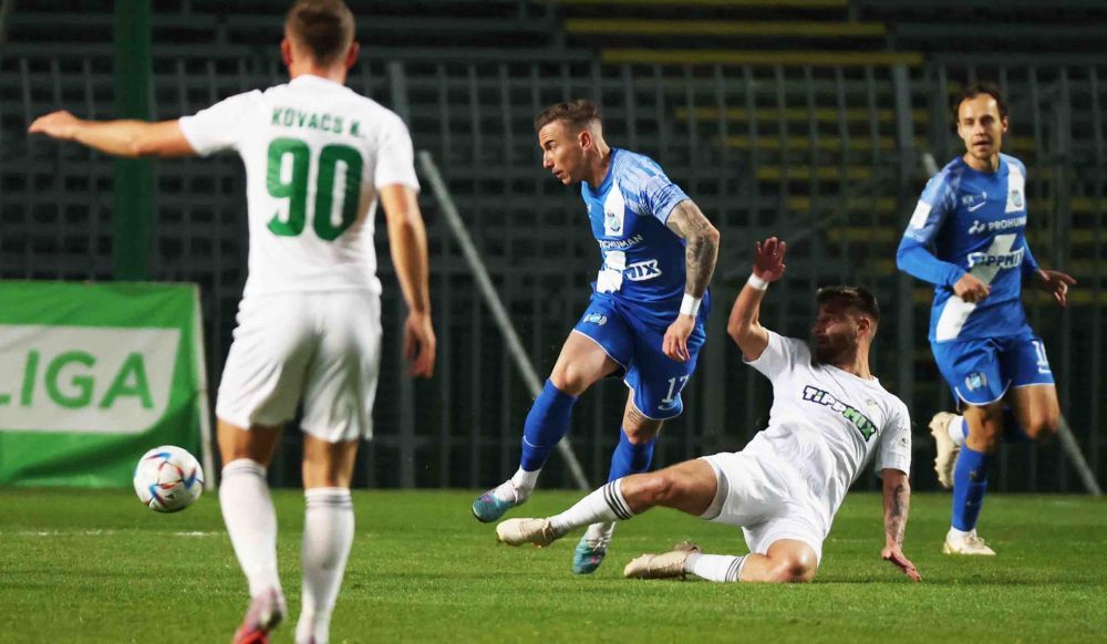 Daniel Zsori, atacantul român din Oradea laureat cu Premiul Puskas, scos cu ambulanța de pe teren după ce și-a pierdut cunoștința! _5