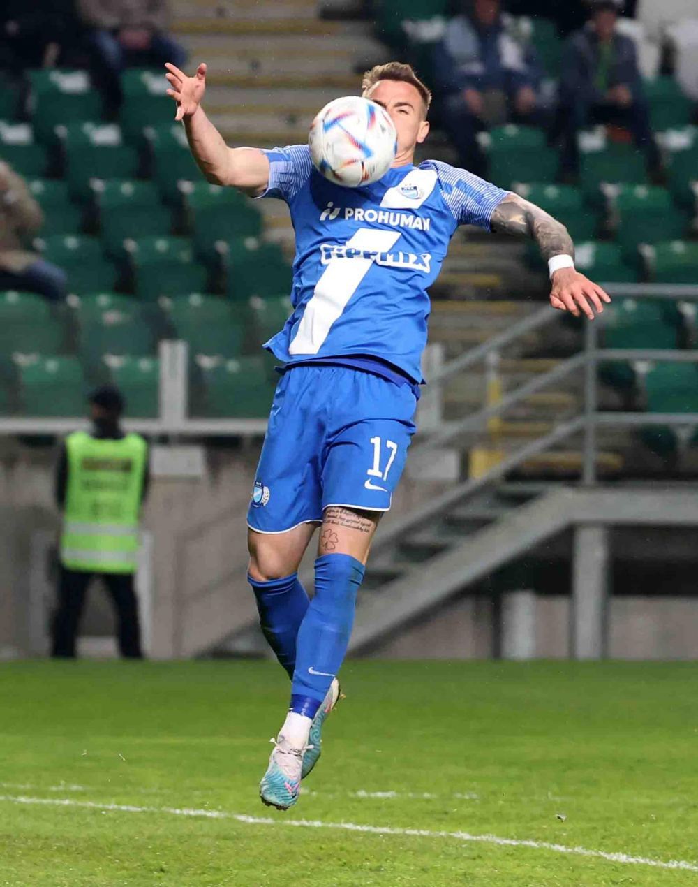 Daniel Zsori, atacantul român din Oradea laureat cu Premiul Puskas, scos cu ambulanța de pe teren după ce și-a pierdut cunoștința! _6