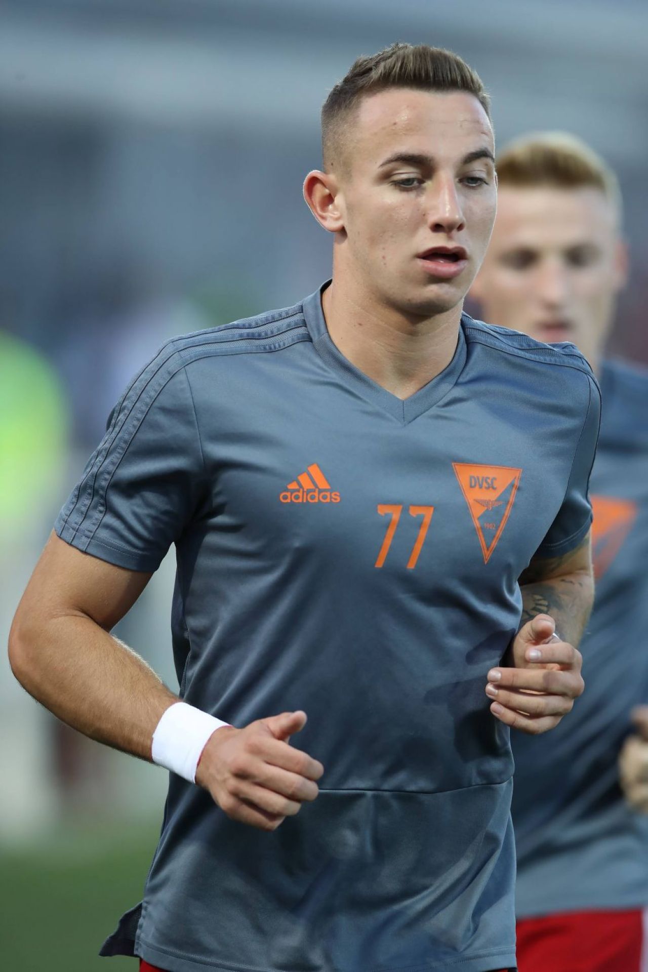 Daniel Zsori, atacantul român din Oradea laureat cu Premiul Puskas, scos cu ambulanța de pe teren după ce și-a pierdut cunoștința! _8