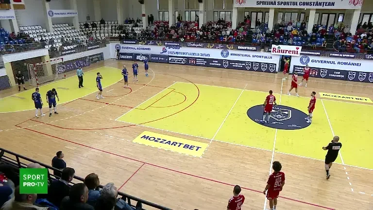 Cupa Rom&acirc;niei la handbal masculin: CSM Constanța - Dinamo București, startul reprizei secunde