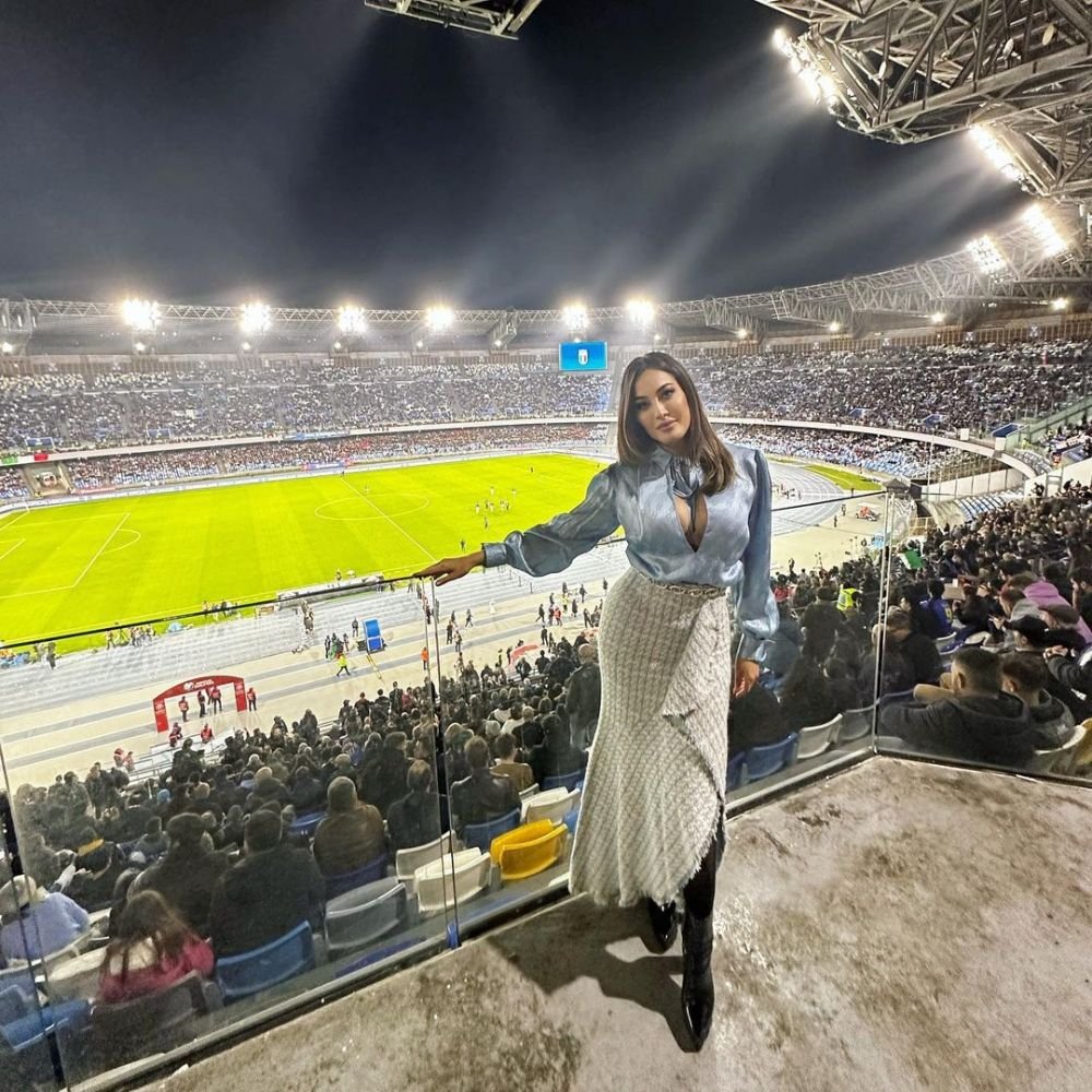 Cum să te mai uiți la meci când apare ea în tribune?! A întors privirile la AC Milan - Napoli _6
