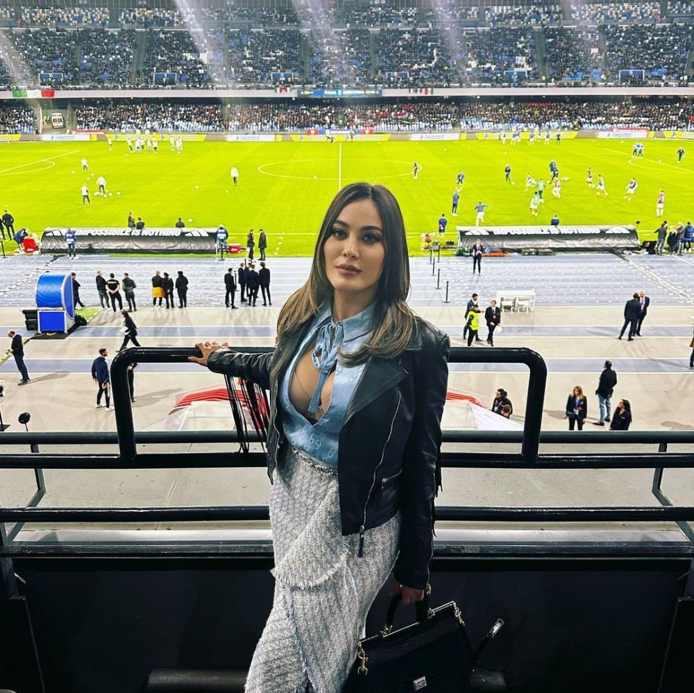 Cum să te mai uiți la meci când apare ea în tribune?! A întors privirile la AC Milan - Napoli _10