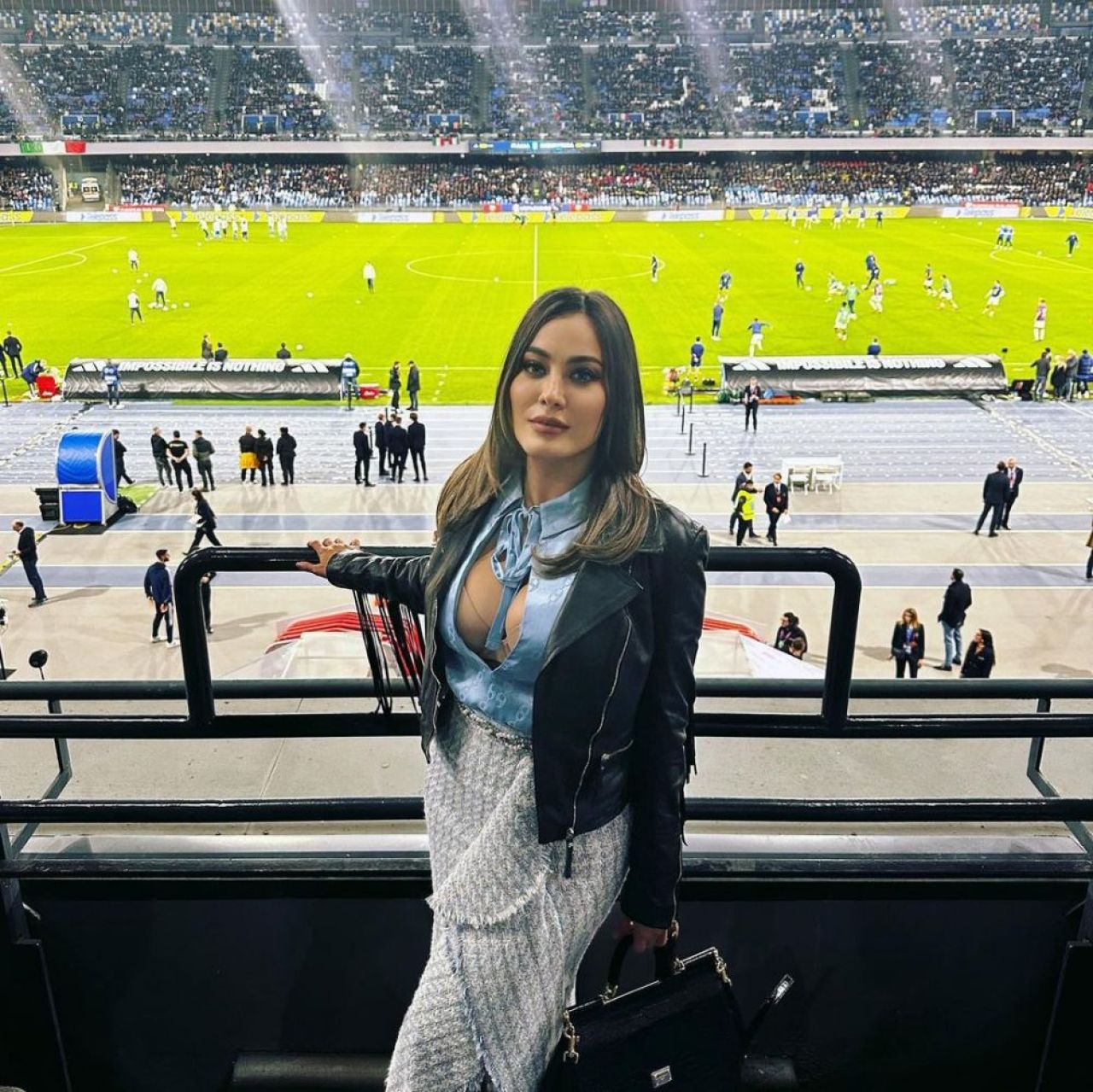 Cum să te mai uiți la meci când apare ea în tribune?! A întors privirile la AC Milan - Napoli _10