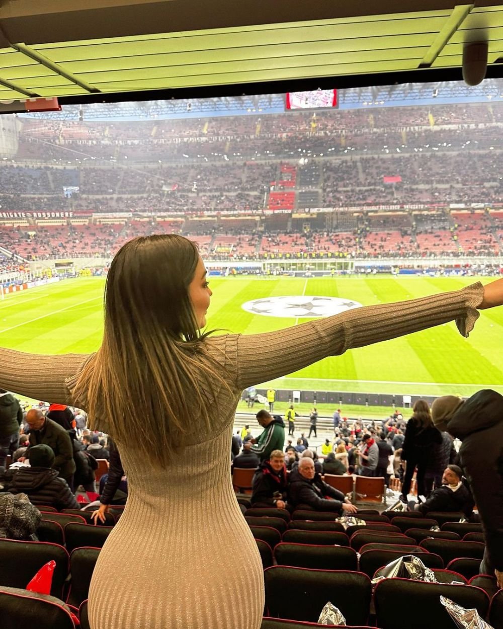 Cum să te mai uiți la meci când apare ea în tribune?! A întors privirile la AC Milan - Napoli _39