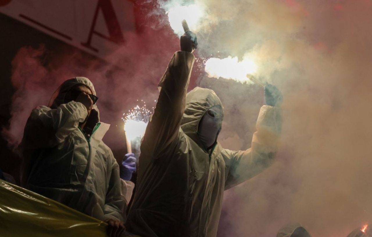 Imagini șocante! Fanii au aruncat cu șobolani morți în tribune la meciul Standard Liege - Charleroi _1