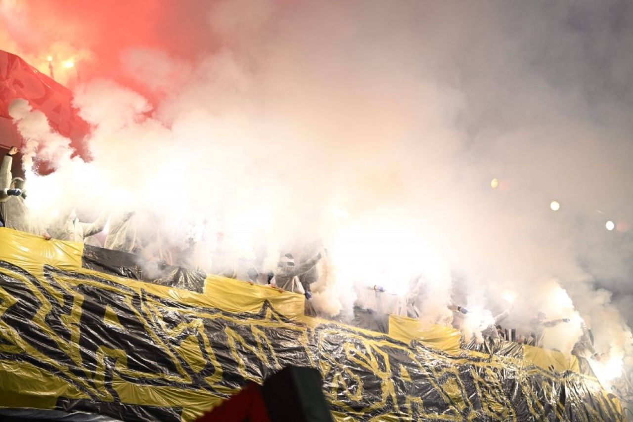 Imagini șocante! Fanii au aruncat cu șobolani morți în tribune la meciul Standard Liege - Charleroi _4