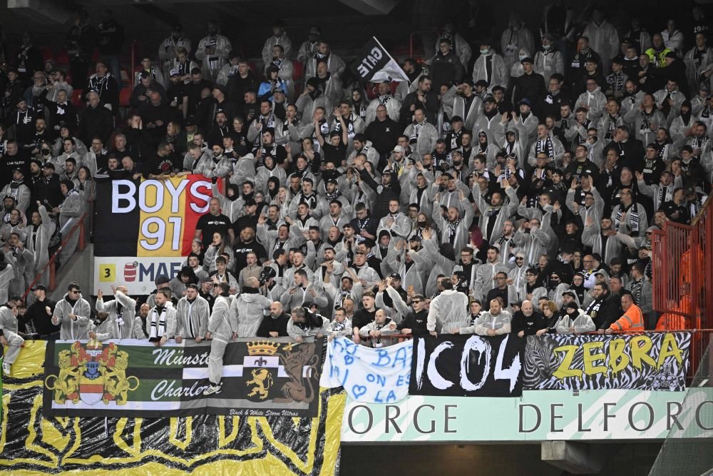 Imagini șocante! Fanii au aruncat cu șobolani morți în tribune la meciul Standard Liege - Charleroi _7