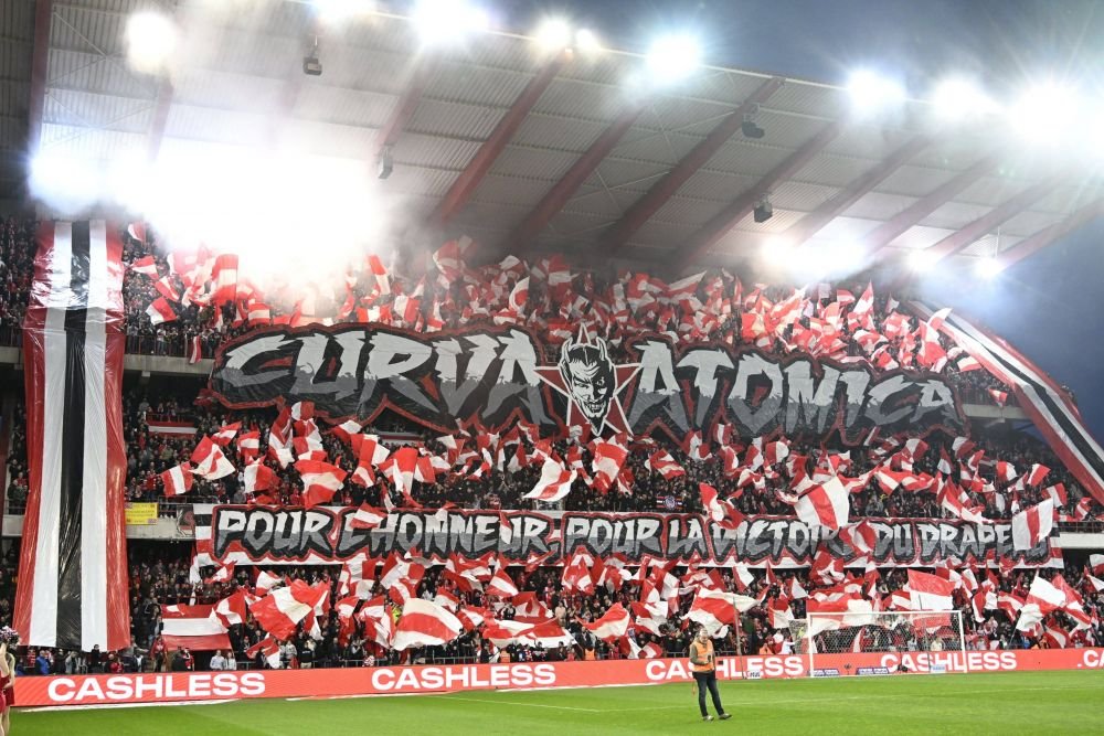 Imagini șocante! Fanii au aruncat cu șobolani morți în tribune la meciul Standard Liege - Charleroi _9