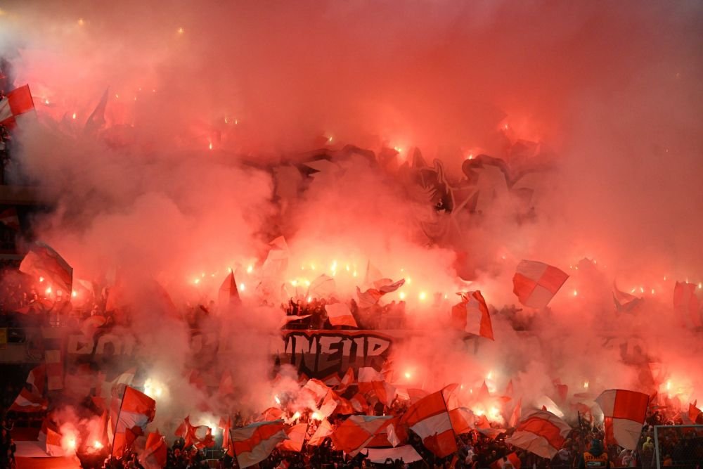 Imagini șocante! Fanii au aruncat cu șobolani morți în tribune la meciul Standard Liege - Charleroi _10