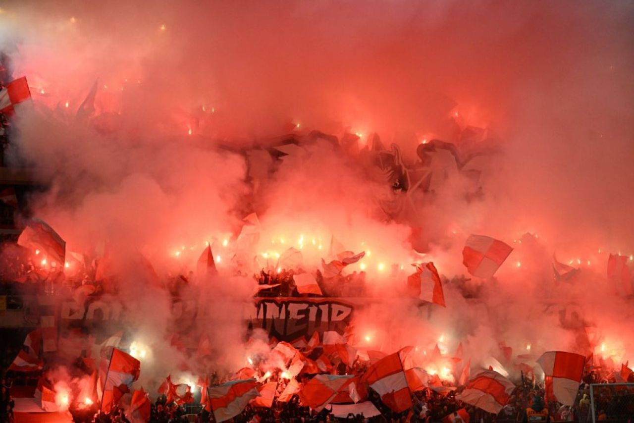 Imagini șocante! Fanii au aruncat cu șobolani morți în tribune la meciul Standard Liege - Charleroi _10