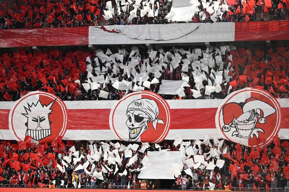Imagini șocante! Fanii au aruncat cu șobolani morți în tribune la meciul Standard Liege - Charleroi _11