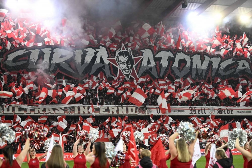 Imagini șocante! Fanii au aruncat cu șobolani morți în tribune la meciul Standard Liege - Charleroi _12