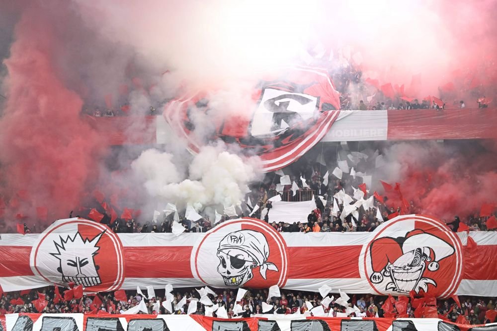 Imagini șocante! Fanii au aruncat cu șobolani morți în tribune la meciul Standard Liege - Charleroi _13