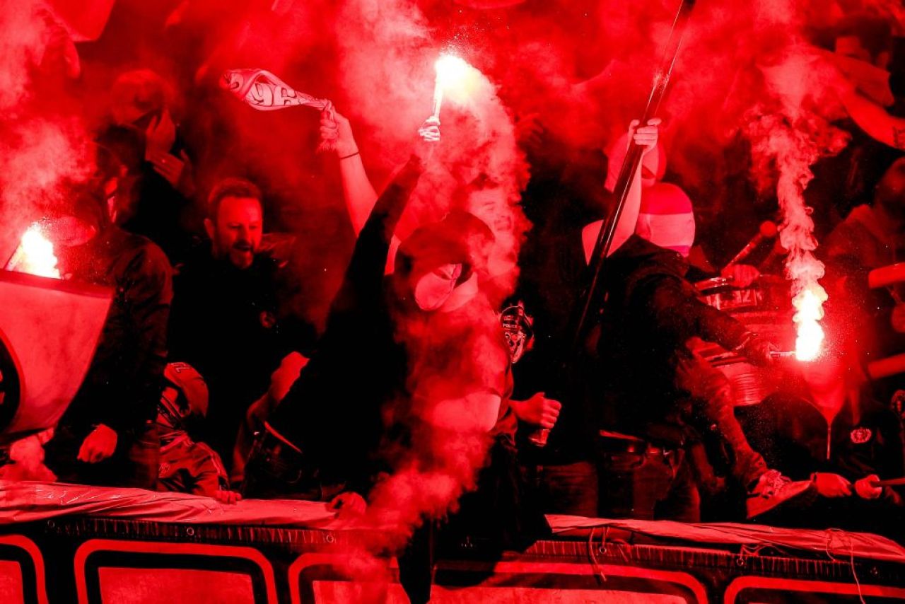 Imagini șocante! Fanii au aruncat cu șobolani morți în tribune la meciul Standard Liege - Charleroi _14