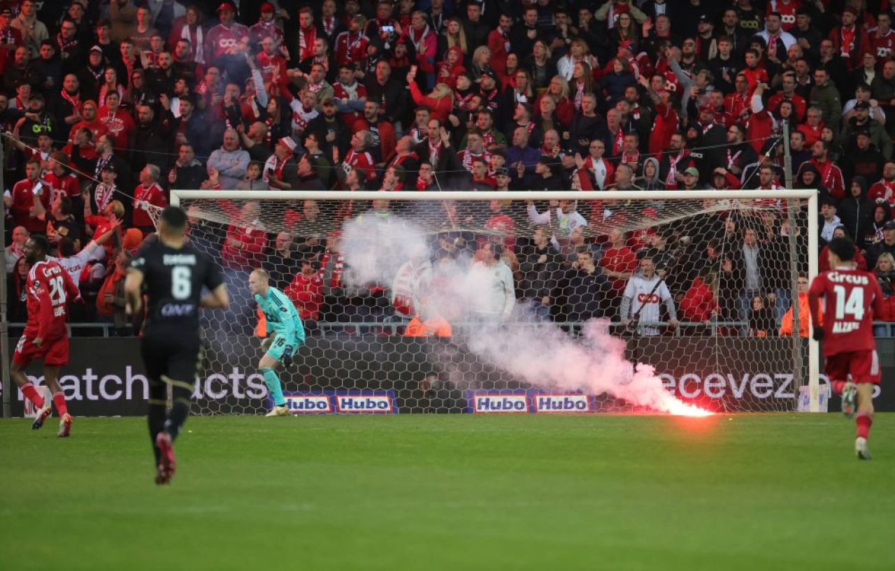 Imagini șocante! Fanii au aruncat cu șobolani morți în tribune la meciul Standard Liege - Charleroi _15