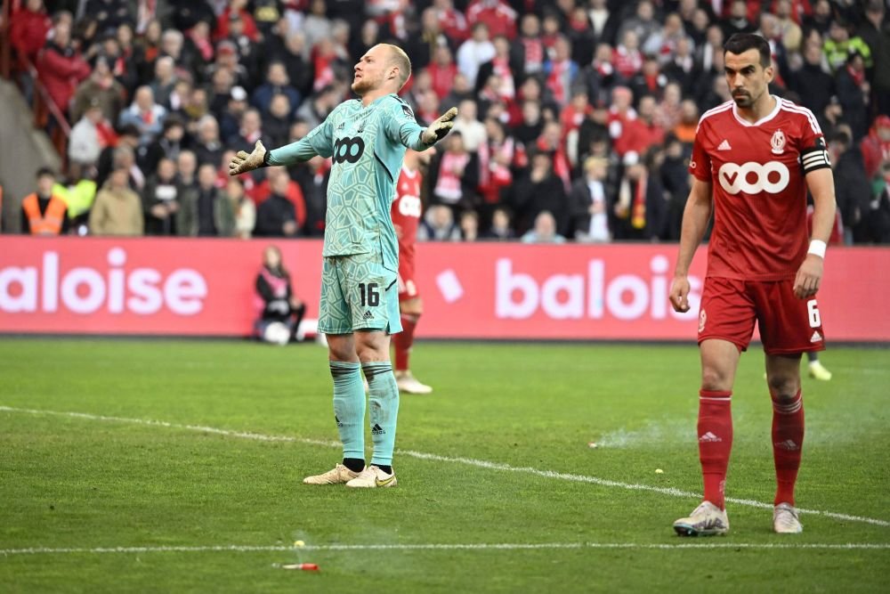 Imagini șocante! Fanii au aruncat cu șobolani morți în tribune la meciul Standard Liege - Charleroi _16