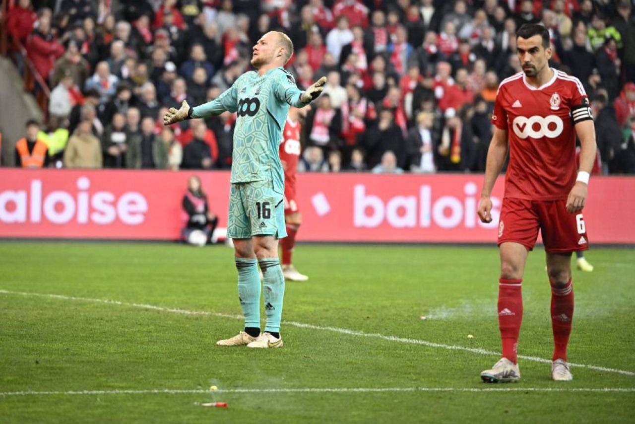 Imagini șocante! Fanii au aruncat cu șobolani morți în tribune la meciul Standard Liege - Charleroi _16