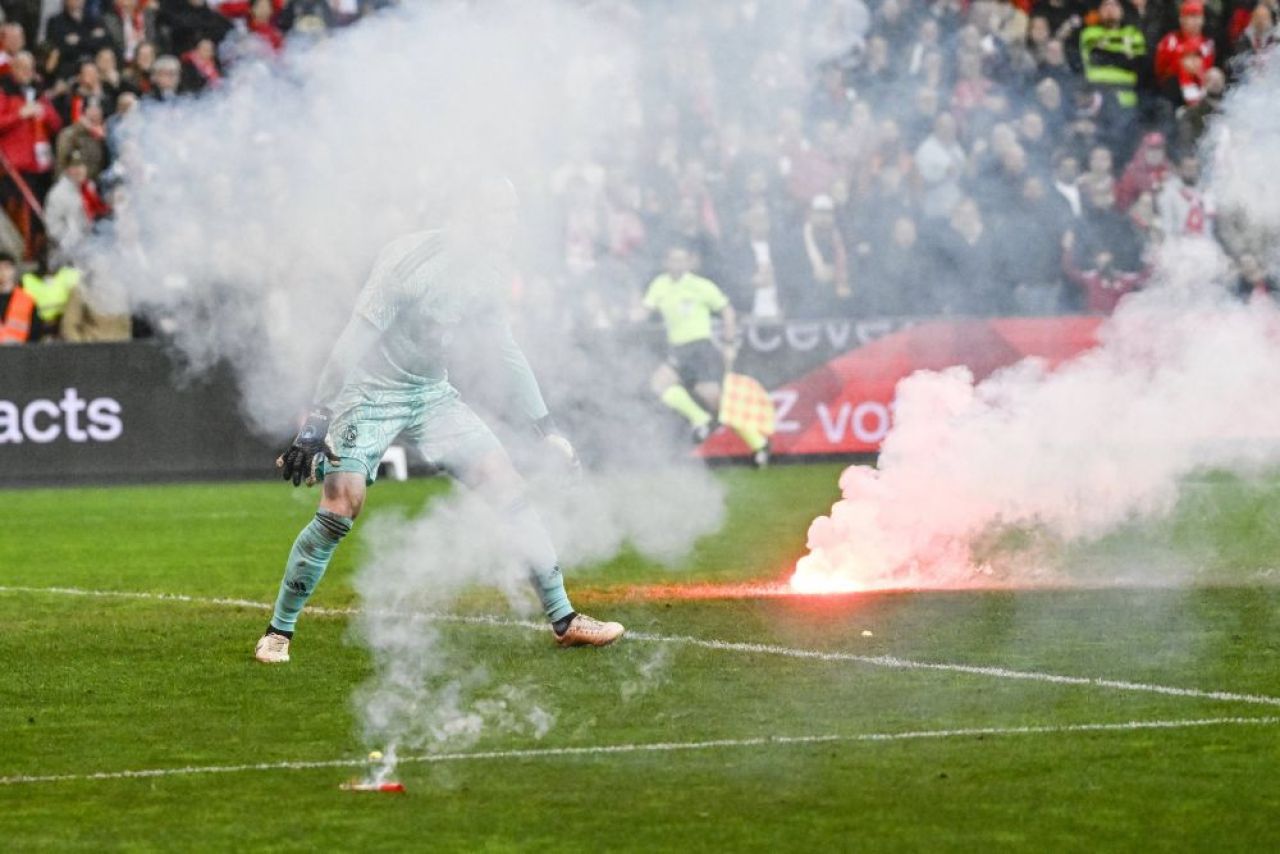 Imagini șocante! Fanii au aruncat cu șobolani morți în tribune la meciul Standard Liege - Charleroi _17