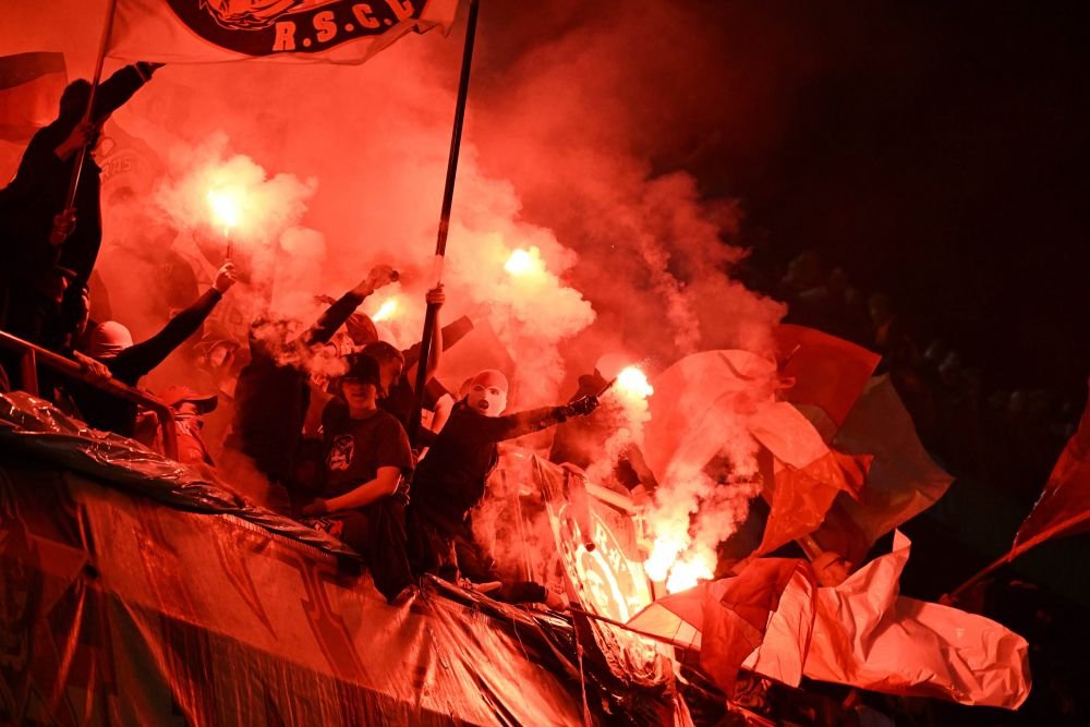 Imagini șocante! Fanii au aruncat cu șobolani morți în tribune la meciul Standard Liege - Charleroi _18