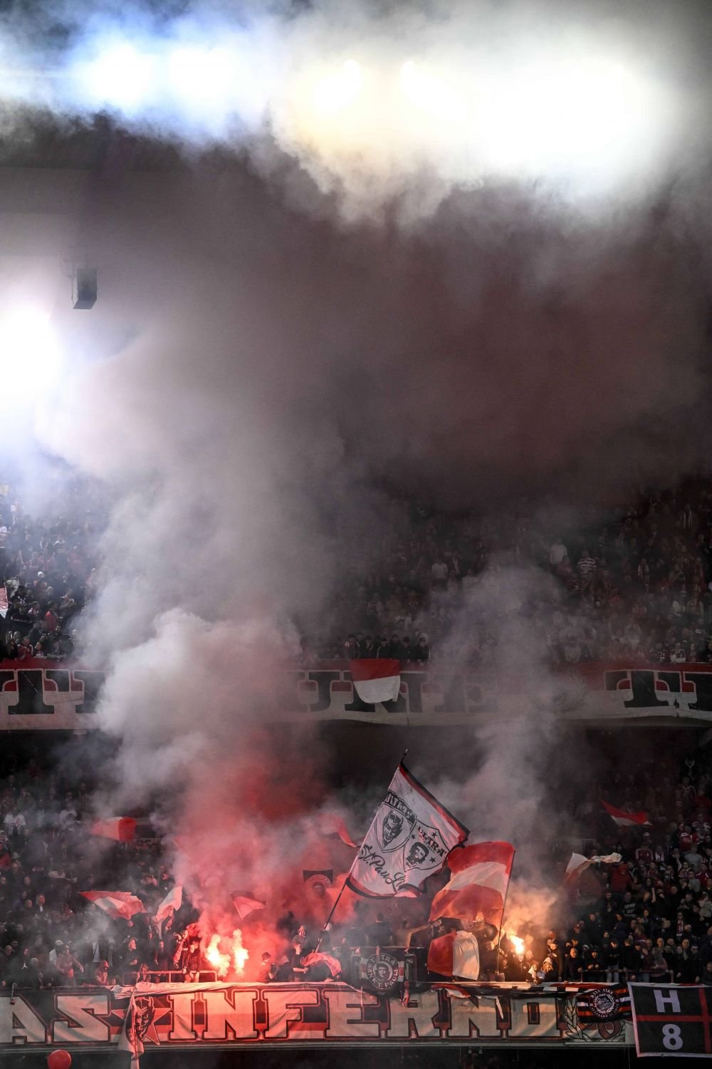 Imagini șocante! Fanii au aruncat cu șobolani morți în tribune la meciul Standard Liege - Charleroi _19