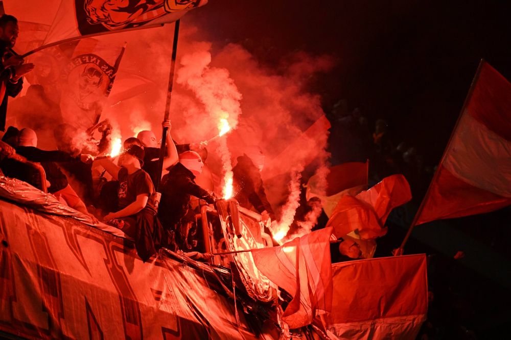 Imagini șocante! Fanii au aruncat cu șobolani morți în tribune la meciul Standard Liege - Charleroi _20