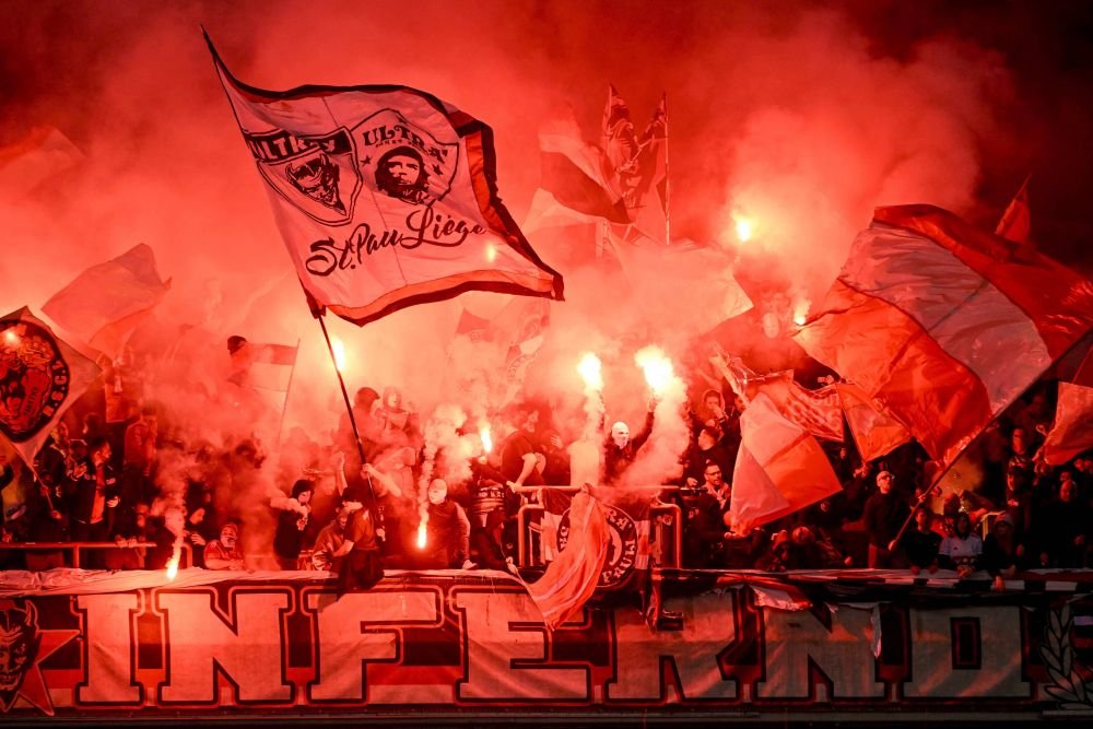 Imagini șocante! Fanii au aruncat cu șobolani morți în tribune la meciul Standard Liege - Charleroi _23