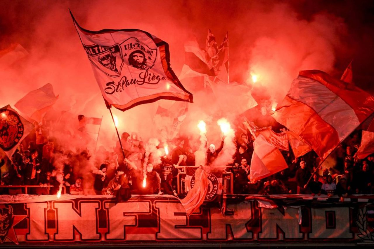 Imagini șocante! Fanii au aruncat cu șobolani morți în tribune la meciul Standard Liege - Charleroi _23