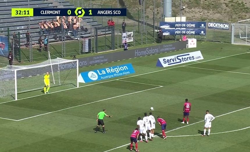 Clermont - Angers pentru adulți în Ligue 1: suporterii şi-au dat jos chiloţii pentru a-i distrage atenţia fotbalistului care executa un penalty!_3