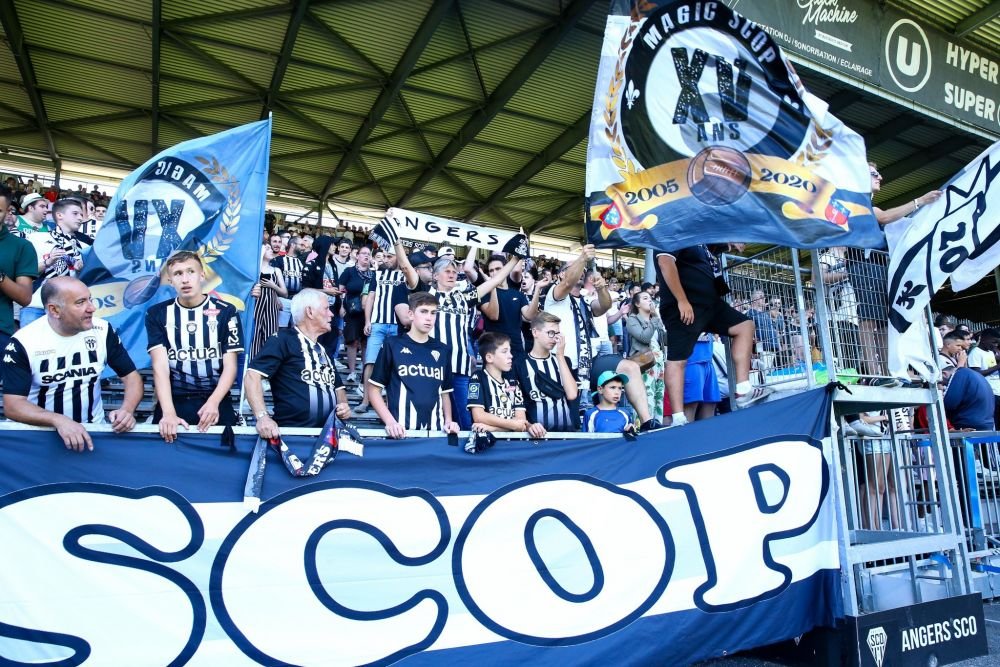 Clermont - Angers pentru adulți în Ligue 1: suporterii şi-au dat jos chiloţii pentru a-i distrage atenţia fotbalistului care executa un penalty!_2