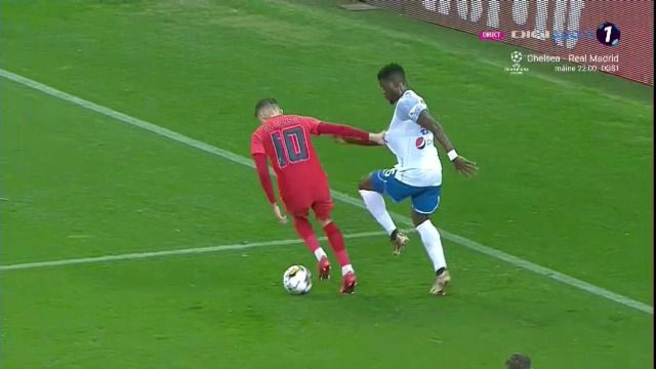 Istvan Kovacs a dictat penalty după ce a consultat VAR-ul în FCSB - Farul. Ce s-a întâmplat_2