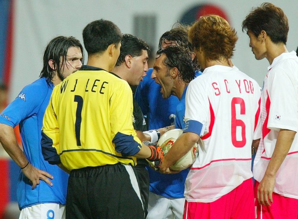 Ce s-a ales de arbitrul „bandit” care a distrus Italia în 2002 și apoi a fost prins cu heroină pe aeroport la New York_5