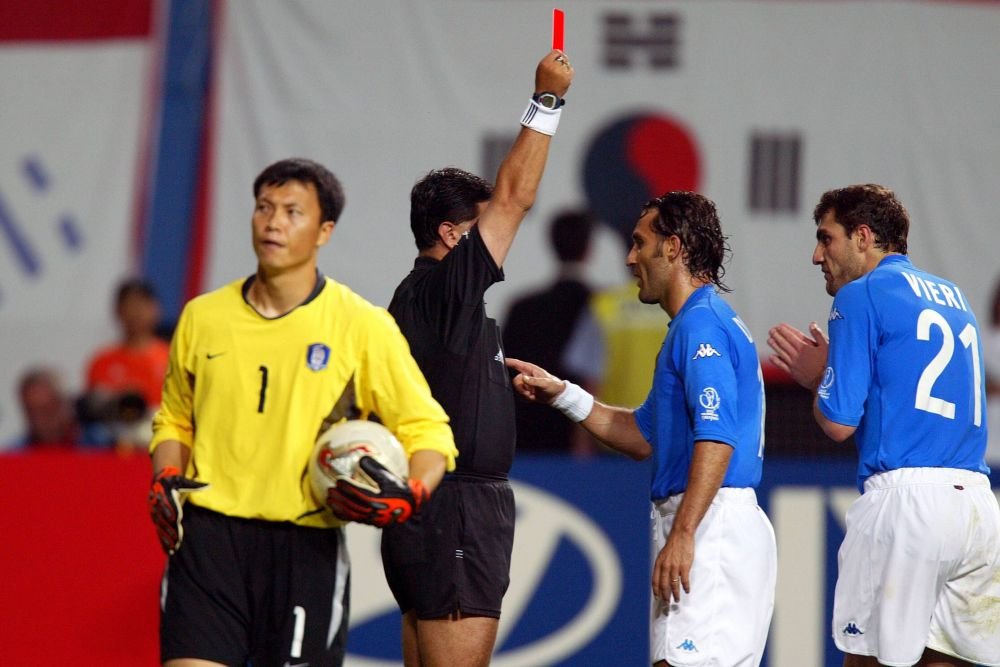 Ce s-a ales de arbitrul „bandit” care a distrus Italia în 2002 și apoi a fost prins cu heroină pe aeroport la New York_12