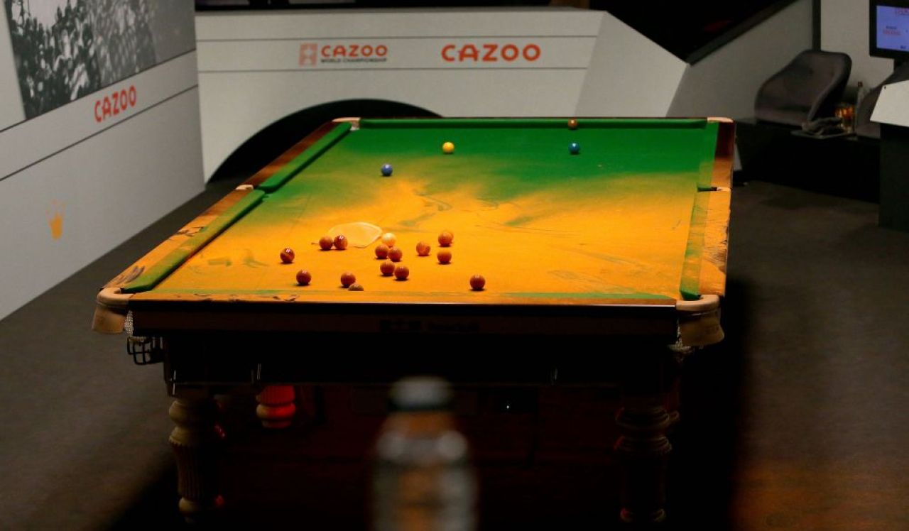 Scene ireale la Campionatul Mondial de snooker: o femeie a încercat să se lipească de masă, un alt protestatar s-a urcat în timpul jocului!_1