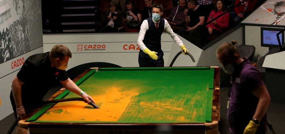 Scene ireale la Campionatul Mondial de snooker: o femeie a încercat să se lipească de masă, un alt protestatar s-a urcat în timpul jocului!_2