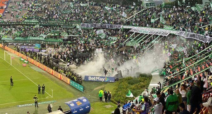 Derby ca &icirc;n America de Sud: 100 de ultrași au invadat terenul și s-au bătut cu forțele de ordine, meciul a fost am&acirc;nat!
