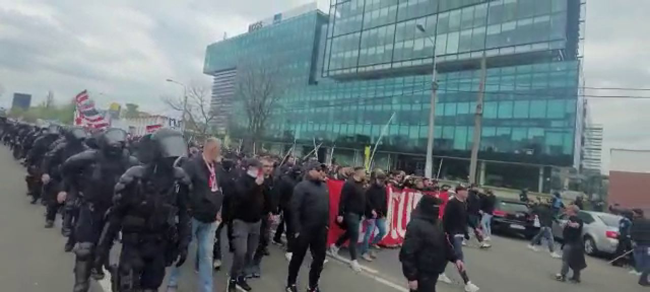 Fanii dinamoviști au pus stăpânire pe București! Spectacol total în drum spre Ghencea. „Înțepături” spre marea rivală!_1
