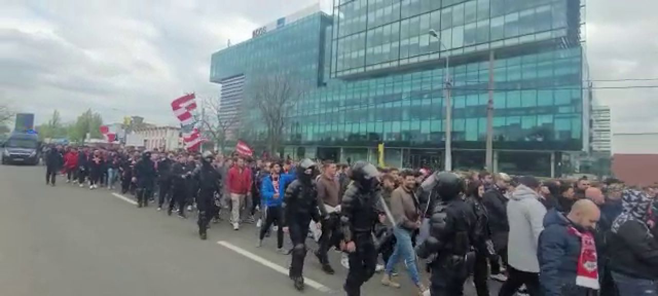 Fanii dinamoviști au pus stăpânire pe București! Spectacol total în drum spre Ghencea. „Înțepături” spre marea rivală!_2