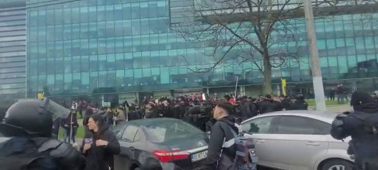 Fanii dinamoviști au pus stăpânire pe București! Spectacol total în drum spre Ghencea. „Înțepături” spre marea rivală!_5