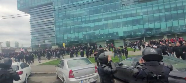 Fanii dinamoviști au pus stăpânire pe București! Spectacol total în drum spre Ghencea. „Înțepături” spre marea rivală!_7
