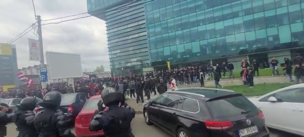 Fanii dinamoviști au pus stăpânire pe București! Spectacol total în drum spre Ghencea. „Înțepături” spre marea rivală!_9
