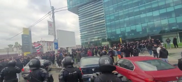 Fanii dinamoviști au pus stăpânire pe București! Spectacol total în drum spre Ghencea. „Înțepături” spre marea rivală!_10