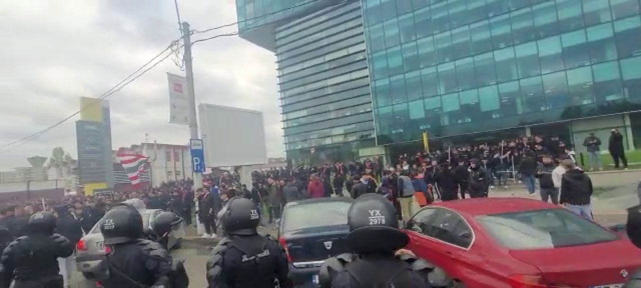 Fanii dinamoviști au pus stăpânire pe București! Spectacol total în drum spre Ghencea. „Înțepături” spre marea rivală!_10