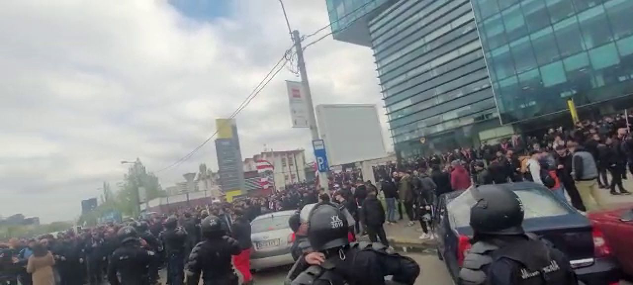Fanii dinamoviști au pus stăpânire pe București! Spectacol total în drum spre Ghencea. „Înțepături” spre marea rivală!_11