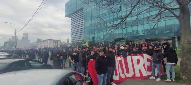 Fanii dinamoviști au pus stăpânire pe București! Spectacol total în drum spre Ghencea. „Înțepături” spre marea rivală!_12