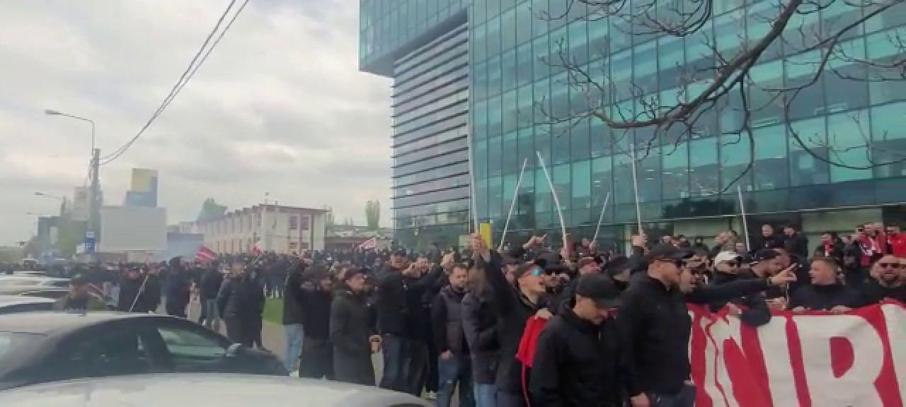 Fanii dinamoviști au pus stăpânire pe București! Spectacol total în drum spre Ghencea. „Înțepături” spre marea rivală!_13