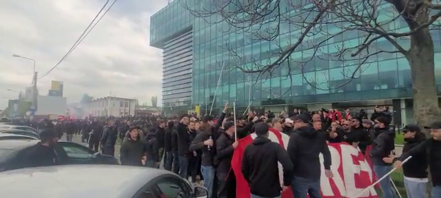 Fanii dinamoviști au pus stăpânire pe București! Spectacol total în drum spre Ghencea. „Înțepături” spre marea rivală!_14