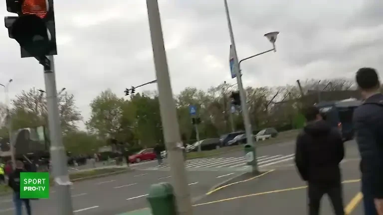 Fanii dinamoviști au pus stăp&acirc;nire pe București! Spectacol total &icirc;n drum spre Ghencea. &bdquo;&Icirc;nțepături&rdquo; spre marea rivală!