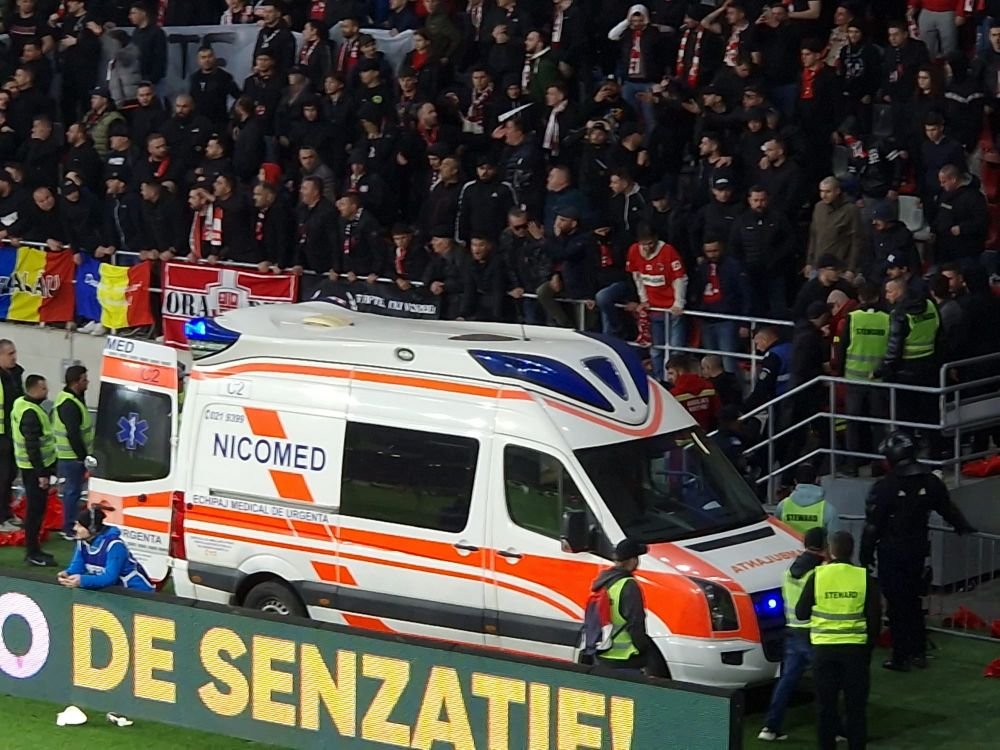 Panică în tribunele stadionului din Ghencea! Ambulanța, chemată să intervină de urgență_2