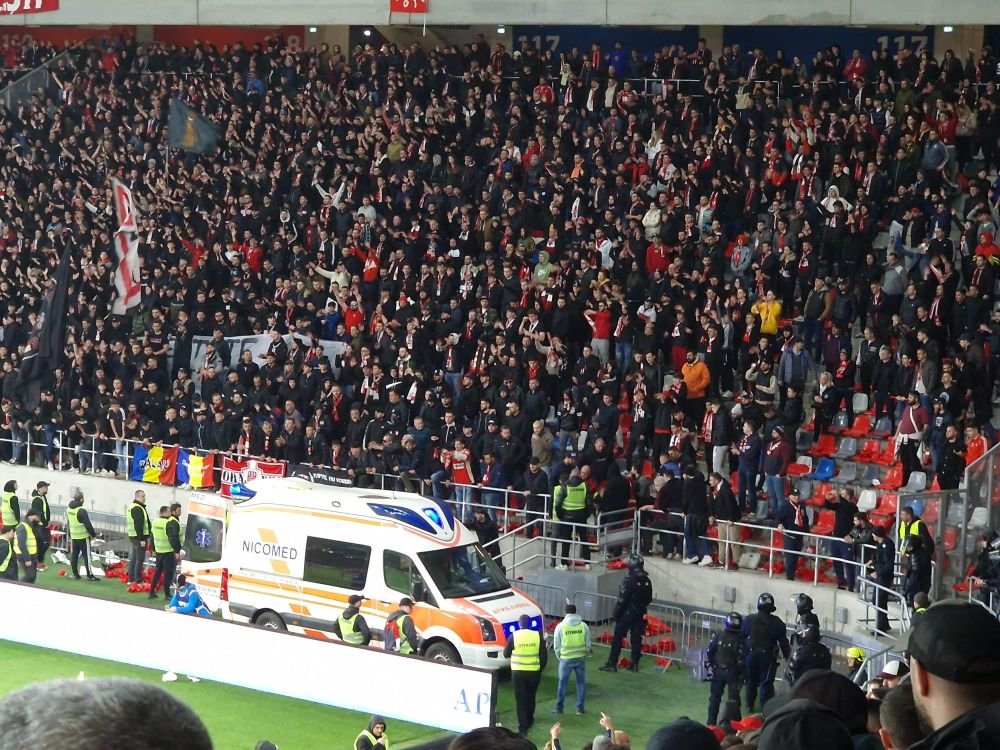 Panică în tribunele stadionului din Ghencea! Ambulanța, chemată să intervină de urgență_4